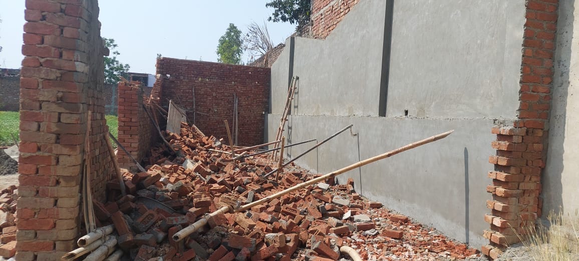 Major accident in Bijnor: Four workers were buried under a wall while plastering, one died