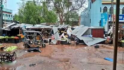 आंधी से उजड़ी दुकानें