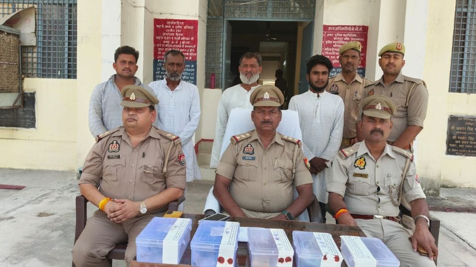 Police arrested four accused of cheating people with fake gold in Jhansi