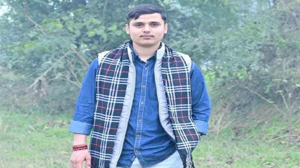 man committed suicide by consuming poison while going live on social Media in gorakhpur