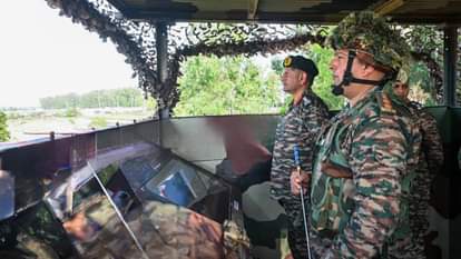Army Chief visits Vajra Corps, assesses its operational preparedness along western borders, News in Hindi