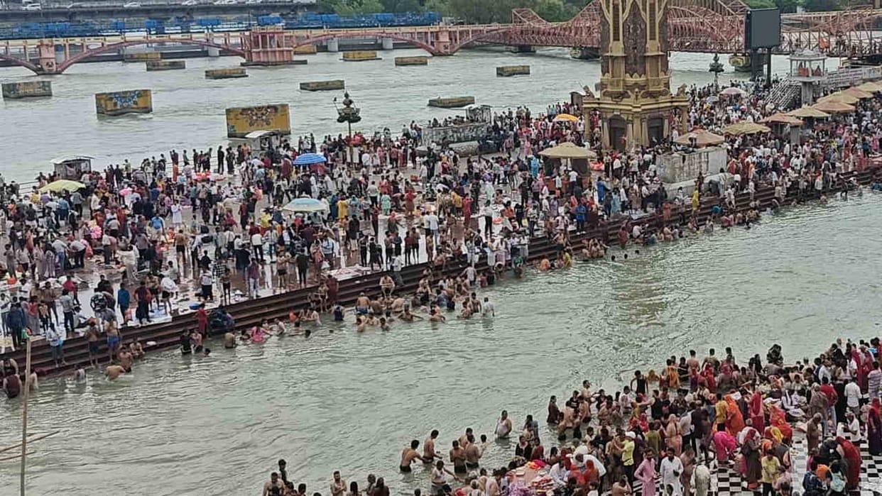 Buddha Purnima snan today haridwar Devotees took dip in Ganga traffic plan heavy vehicles banned in city