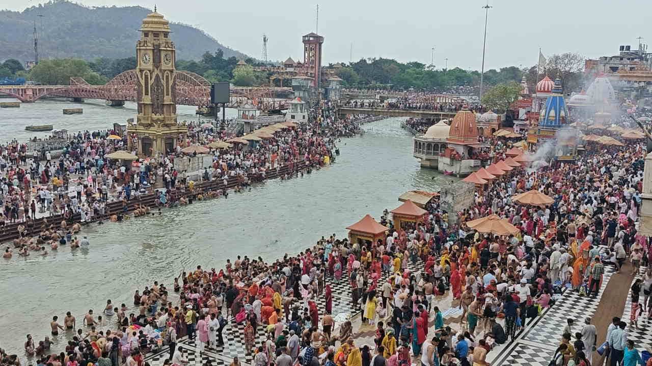 Ganga Dussehra Snan devotees Crowd gathered in haridwar Traffic jam on Haridwar-Dehradun highway