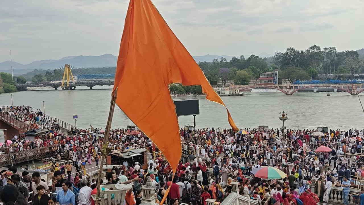Baisakhi Snan 2025 Huge crowd gathered in Haridwar on Baisakhi bathing festival Haridwar Watch Photos