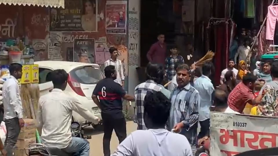 Broom battle in baghpat after Chaat battle in middle of the market, read what is the reason