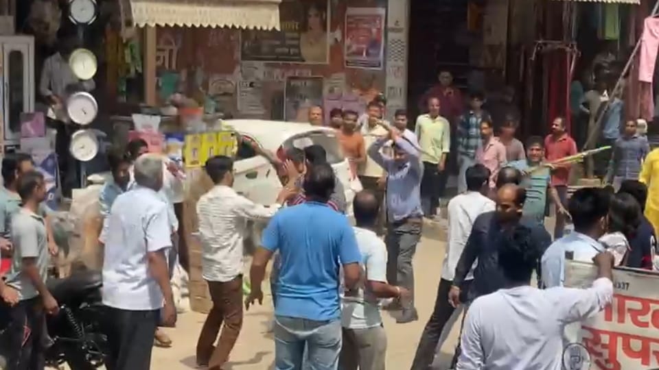 Broom battle in baghpat after Chaat battle in middle of the market, read what is the reason
