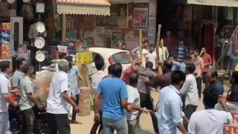 Broom battle in baghpat after Chaat battle in middle of the market, read what is the reason