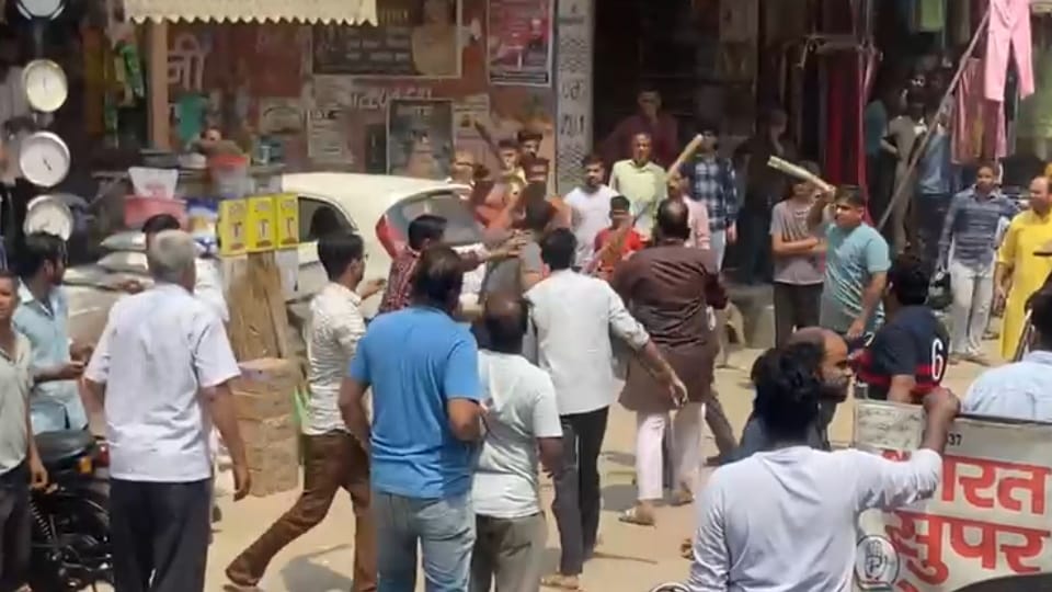 Broom battle in baghpat after Chaat battle in middle of the market, read what is the reason