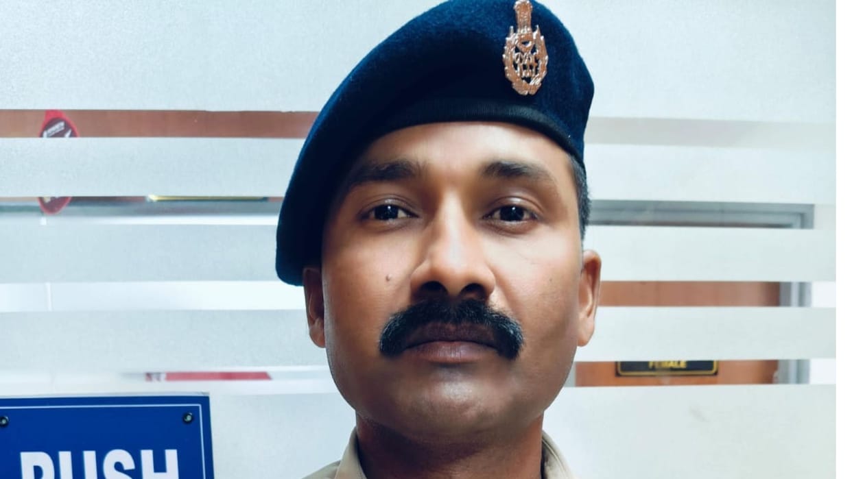 MP News: RPF soldier held hands as he fell from moving train at Bhopal station, vigilance saved passenger's li