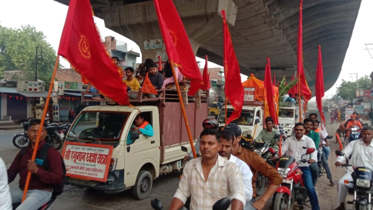 Hundreds of devotees gathered in Hanuman Dhwaj Yatra and the procession left for Sankatmochan