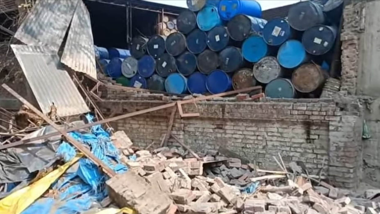 Kanpur: Drum warehouse wall collapsed in strong storm, five people buried, old man dies