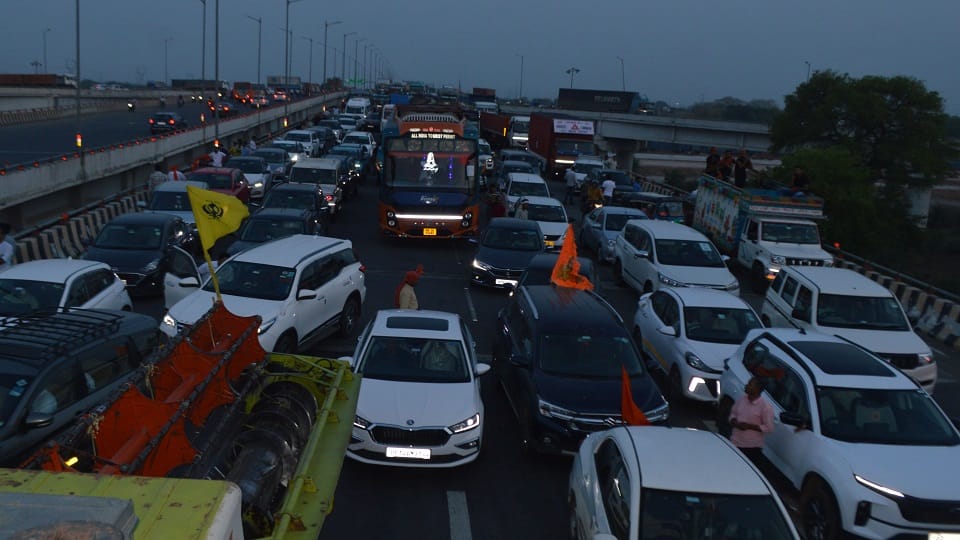 Karni Sena supporter created ruckus on highway 10 km long jam After Rakt Swabhiman sammelan