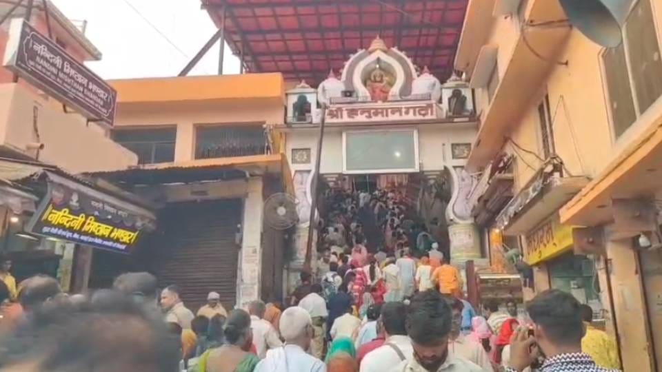 Ayodhya: Three injured after balcony collapsed in Hanuman Garhi complex, referred to medical college