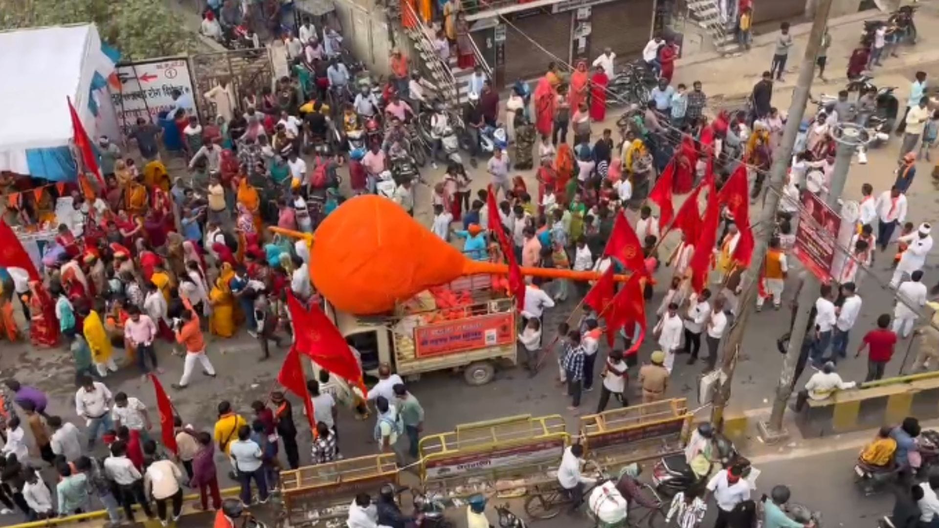 Hanuman Janmotsav 2025 : 700 maces from Ayodhya 300 devotees from eight states raised flag in varanasi