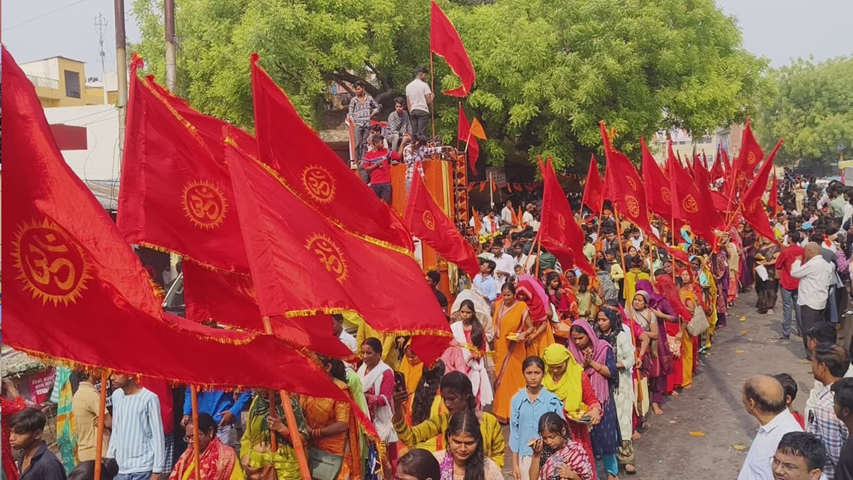 Hanuman Janmotsav 2025 : 700 maces from Ayodhya 300 devotees from eight states raised flag in varanasi