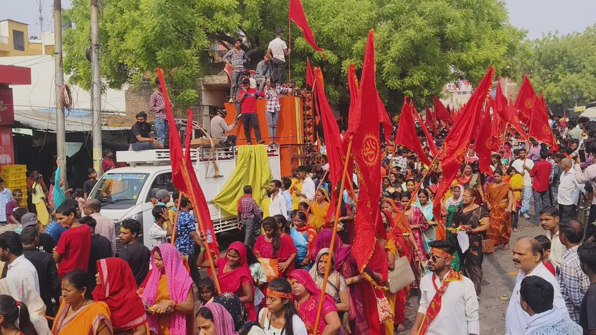 Hanuman Janmotsav 2025 : 700 maces from Ayodhya 300 devotees from eight states raised flag in varanasi