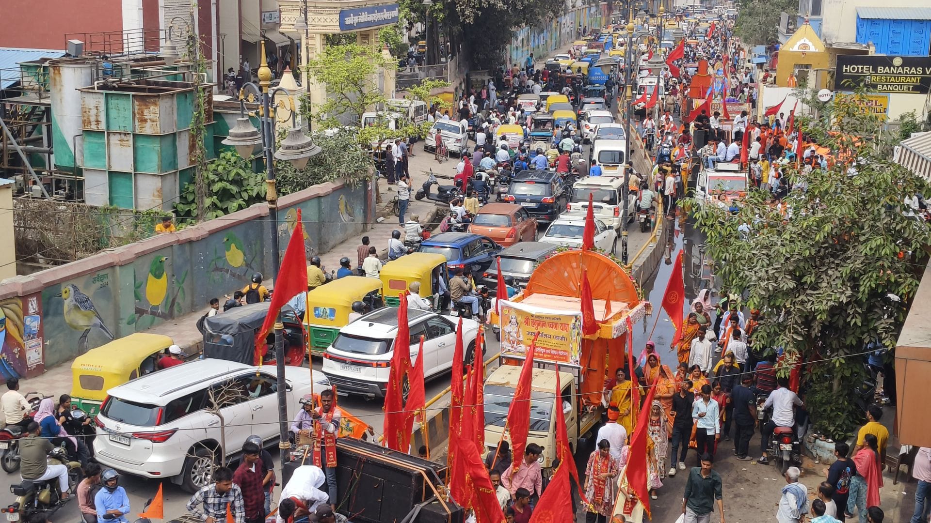 Hanuman Janmotsav 2025 : 700 maces from Ayodhya 300 devotees from eight states raised flag in varanasi