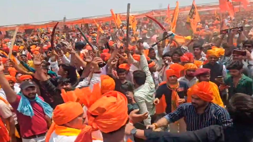 Karni Sena demonstration in Agra Swords and guns waved SP MP Ramji Suman house turned into a cantonment