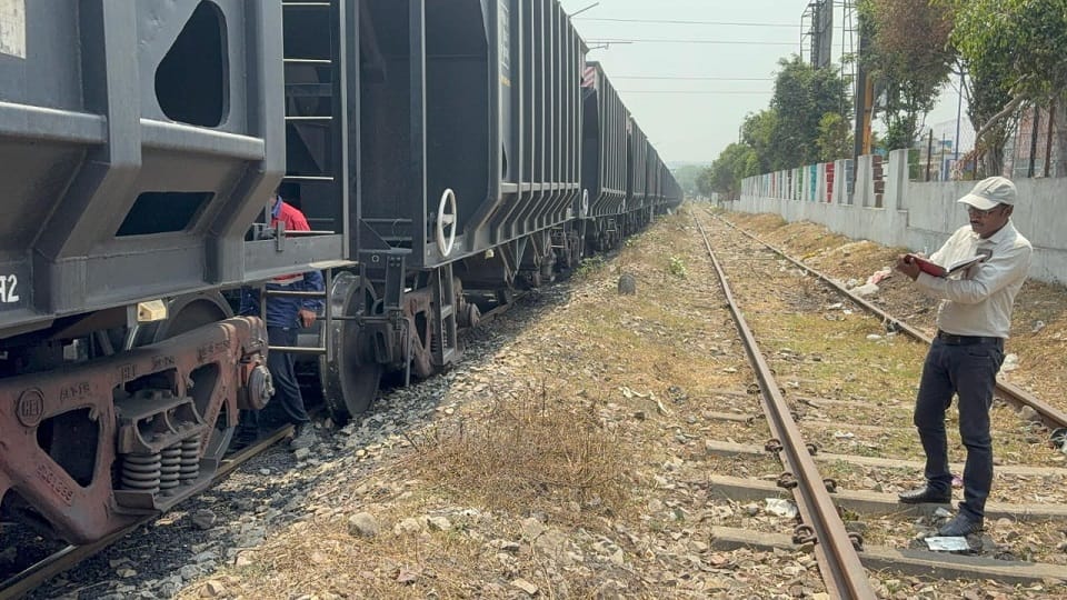 Goods train loaded with coal derailed incident caused panic people troubled due to gate being closed in Korba