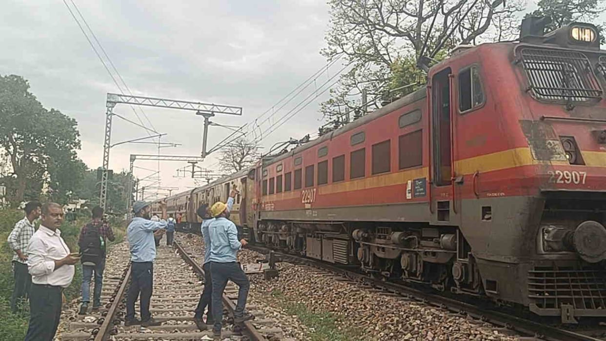Technical fault in Lahore Express train stopped for one and half hour passengers troubled Dehradun Doiwala