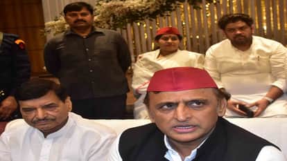 मीडिया से मुखातिब होते सपा अध्यक्ष अखिलेश यादव