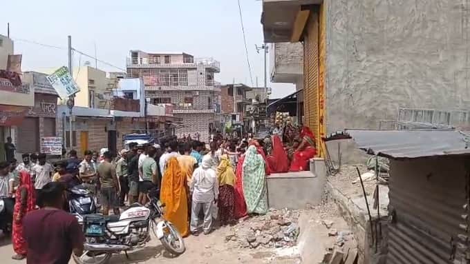 Women protest against opening of liquor shop in densely populated area