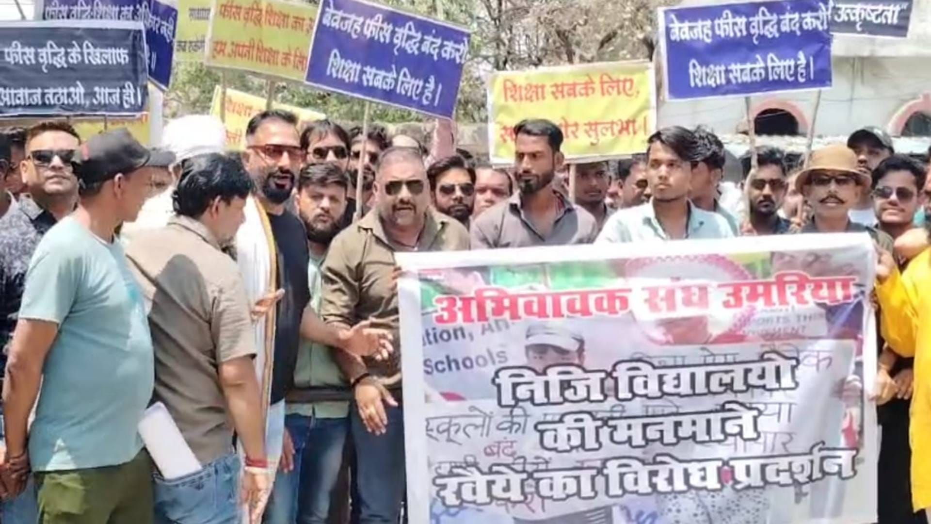 ज्ञापन सौंपने के दौरान मौजूद लोग