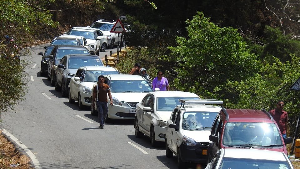 Two kilometer long jam at temporary parking places in nainital