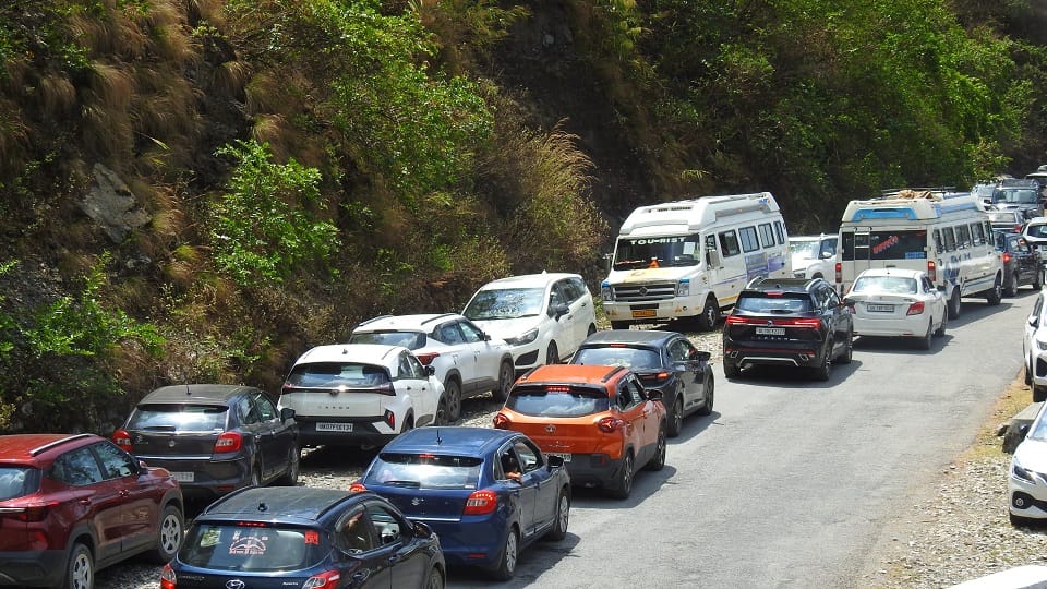 Two kilometer long jam at temporary parking places in nainital
