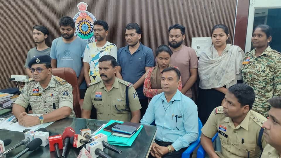 पुलिस की गिरफ्त में आरोपी