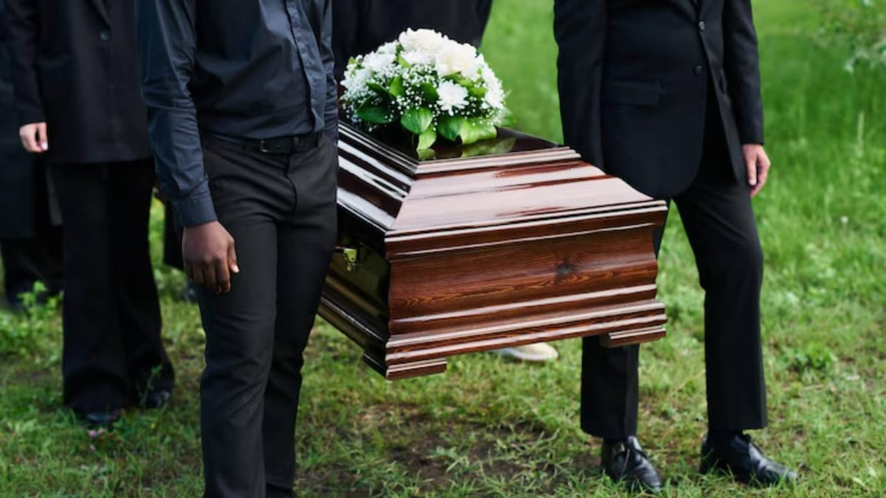A big incident happened during the funeral the whole family got buried in the grave Video goes viral