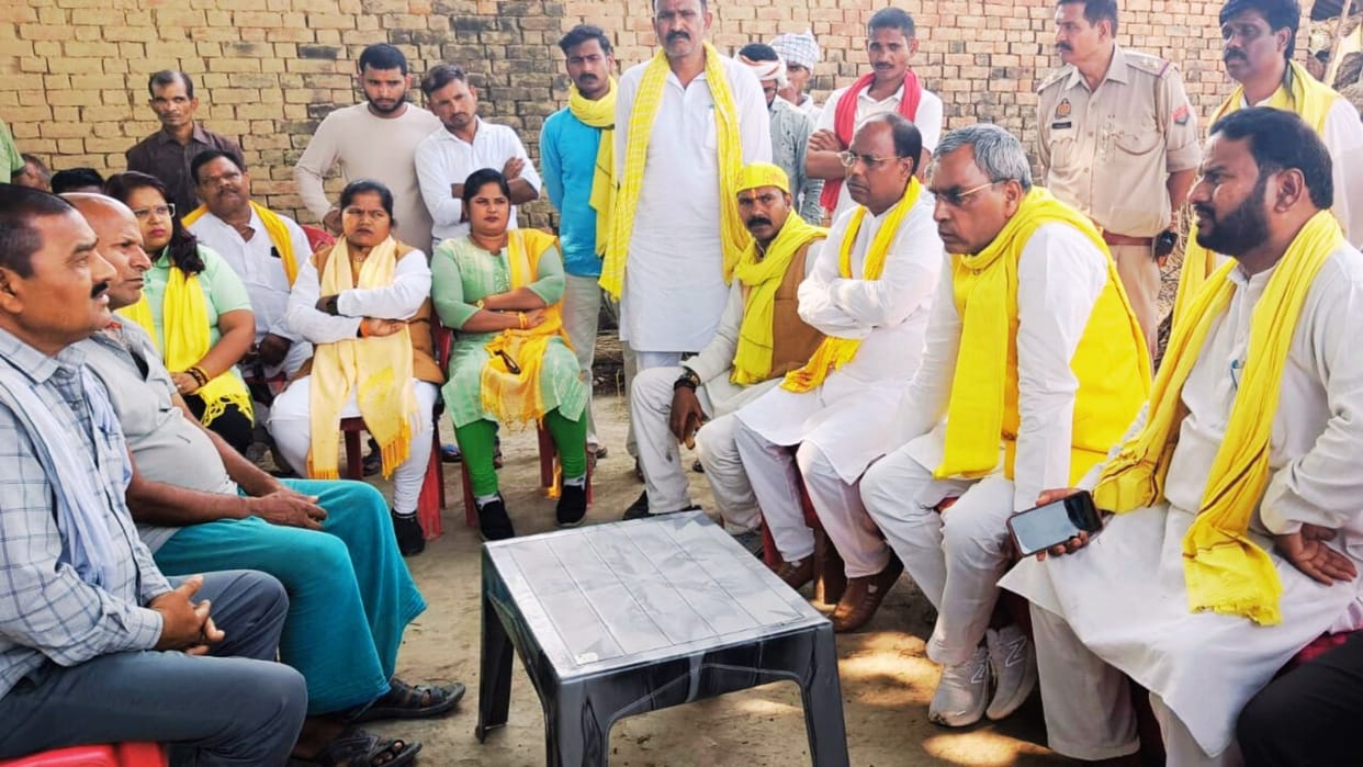 Young woman dies due lightning strike in azamgarh Minister Omprakash rajbhar met family