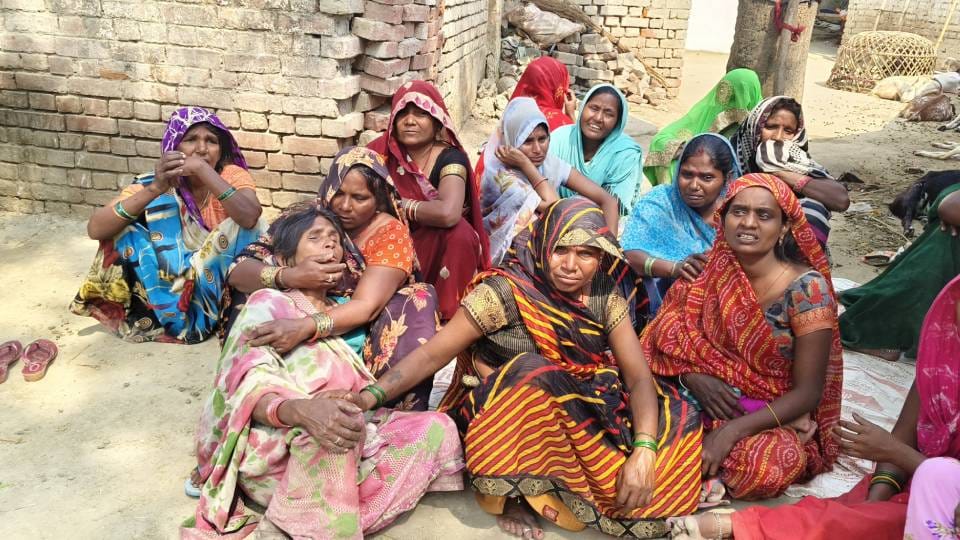 body of young man was found hanging from noose in Amethi police is investigating