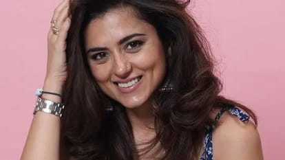 Abir Gulaal actress Ridhi Dogra harsh reply to Troll Targeting Her For Starring With Fawad Khan