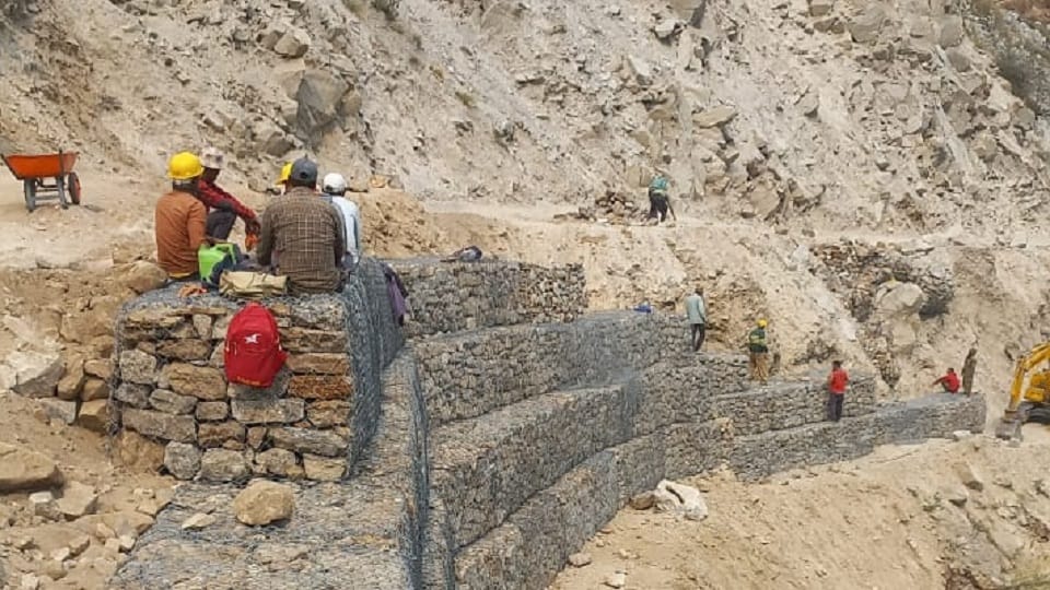 BRO has started the asphalting and improvement work of Sobla-Dhakkar road Dharchula