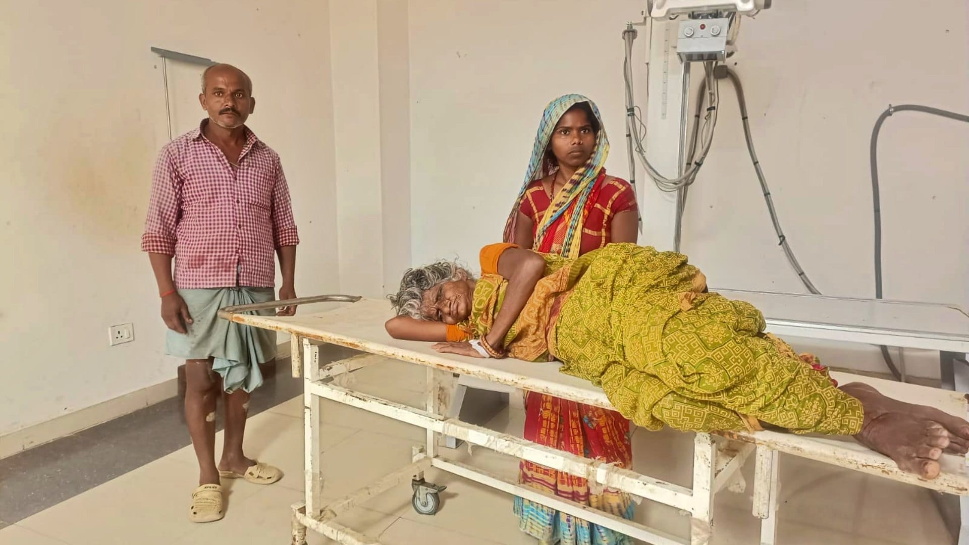 अस्पताल में भर्ती घायल महिला