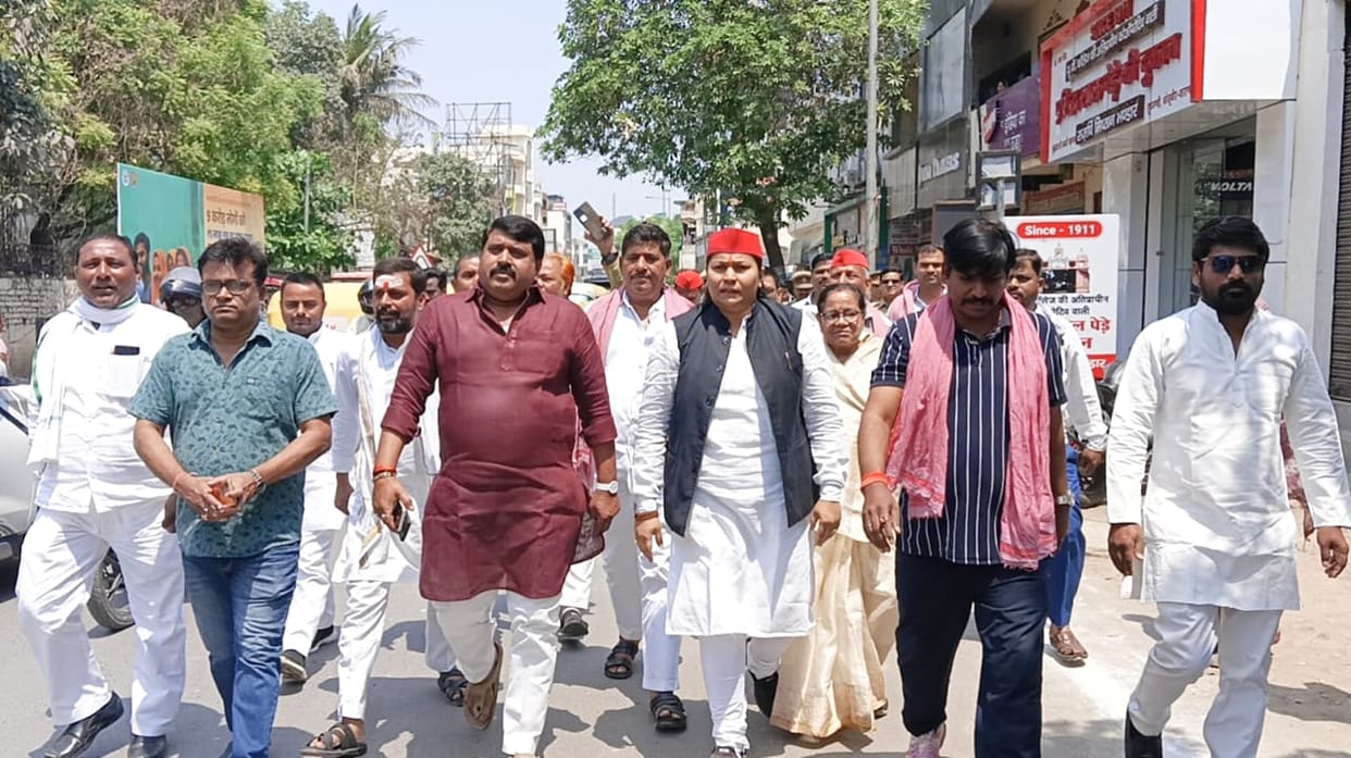 Police surrounded SP office leaders took out foot march in varanasi