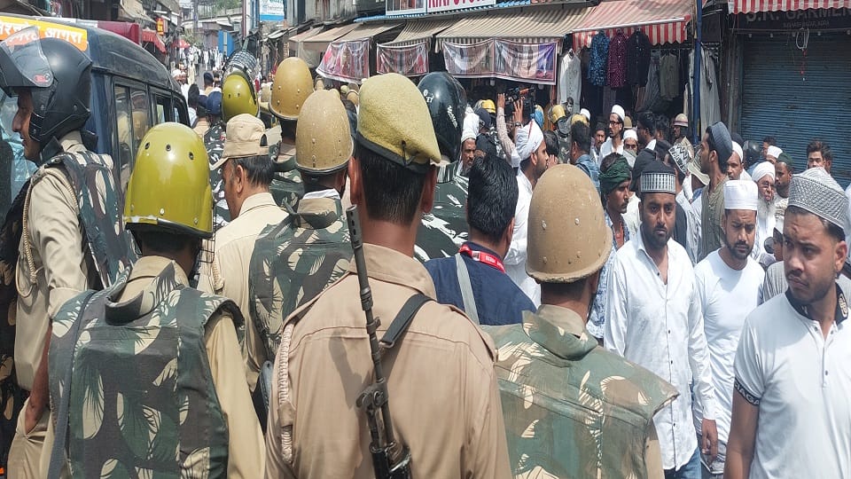 Muslim youth's disgusting act at Shahi Jama Masjid such a ruckus ensued that police had to sweat