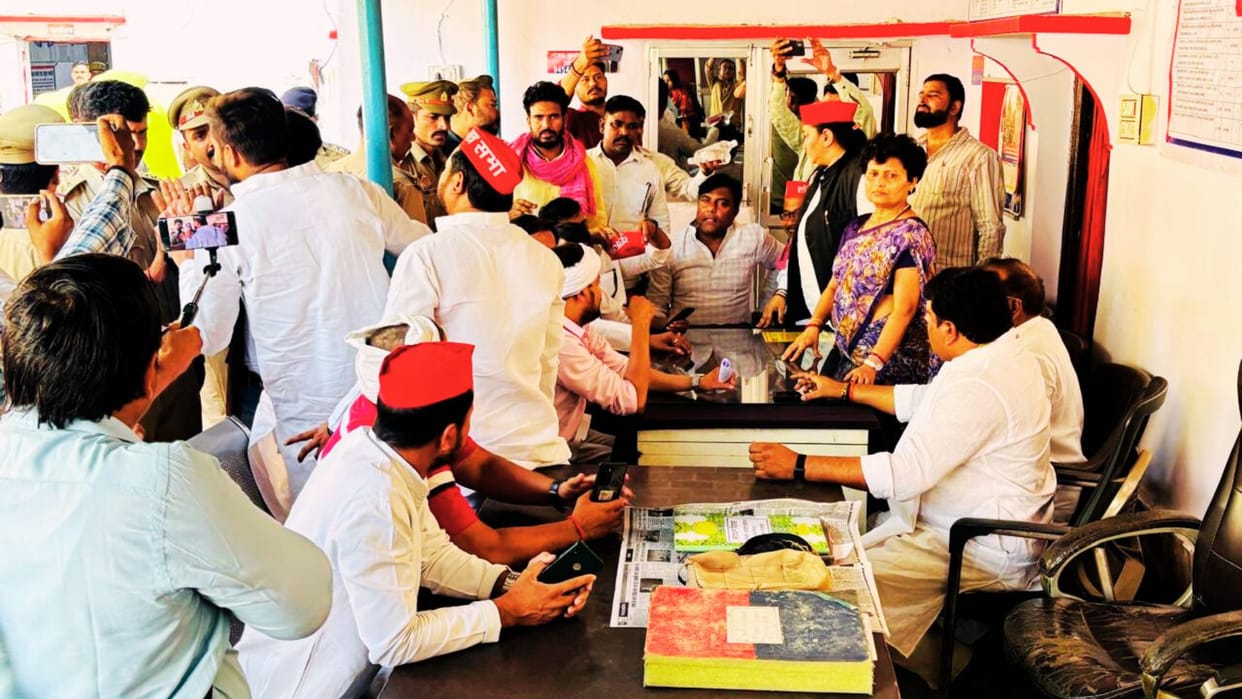 Public fight between samajwadi party leader and youths attempt to murder case
