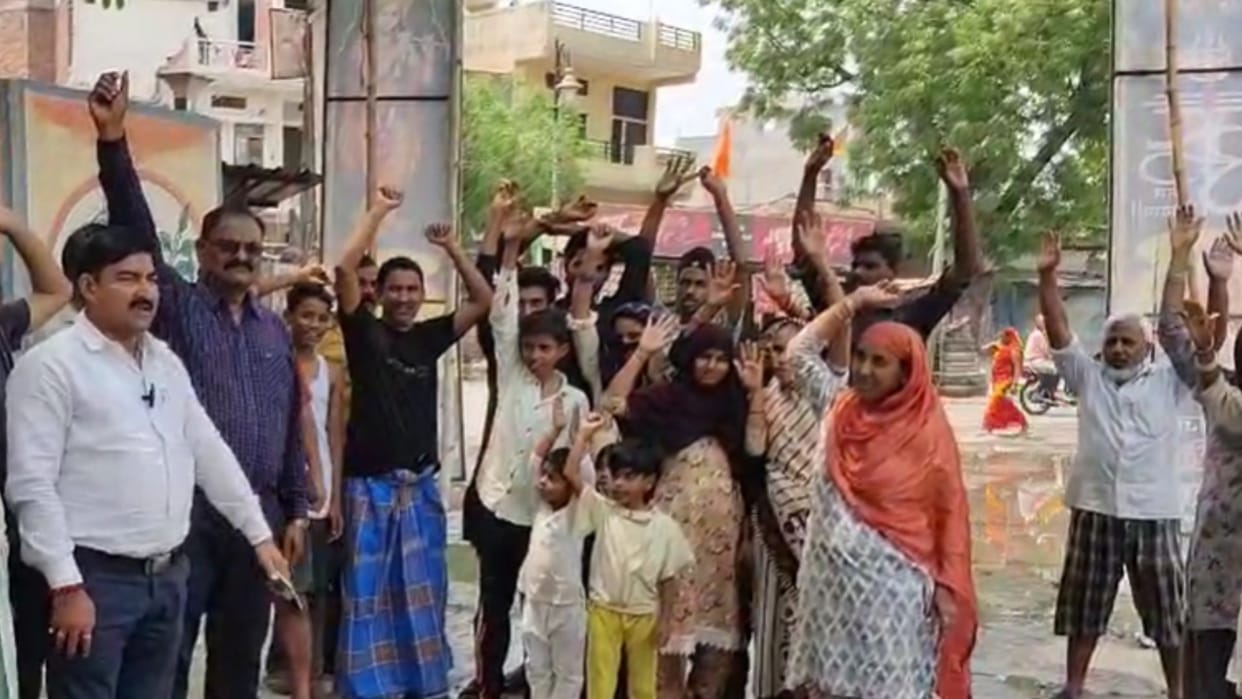 Sloganeering over the disorder in the ward local citizens accused of negligence, gave warning