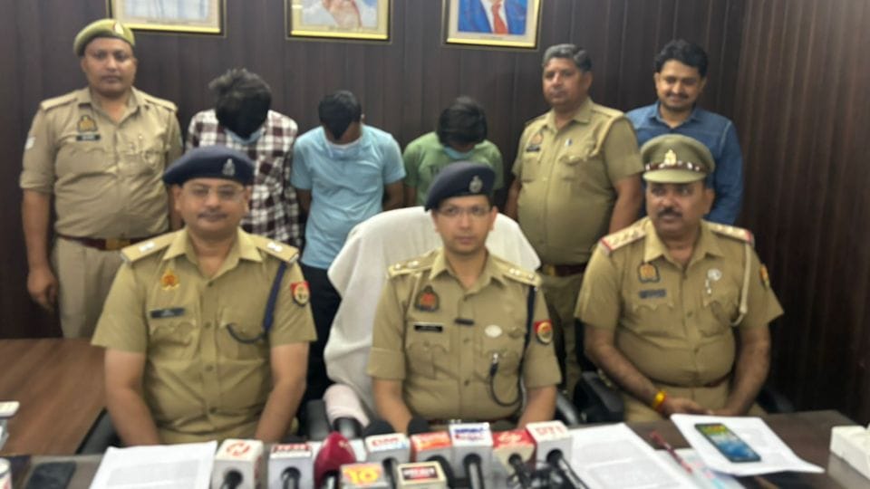 Police busted a gang involved in blackmailing under the guise of a massage parlor in Noida
