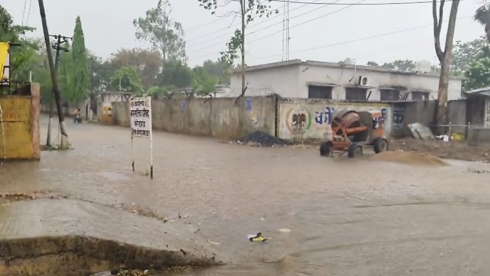 Unseasonal rain changed mood of weather hail fell along with torrential rain in Kondagaon