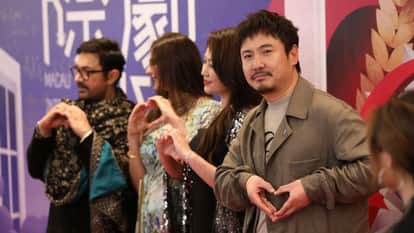 Aamir Khan spotted with girlfriend Gauri Spratt in china user comments
