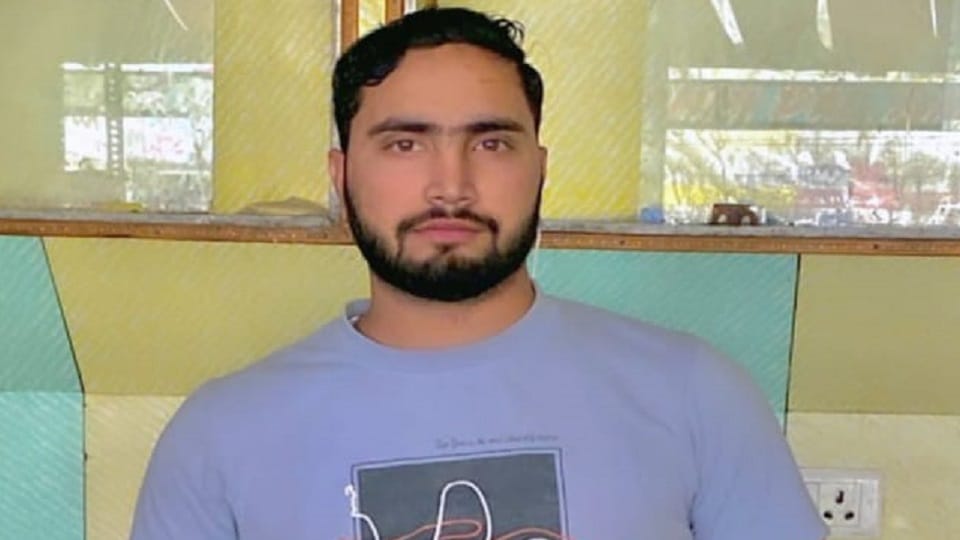 Meerut Crime News: Dead body of a youth found hanging on a tree, Municipal Corporation councilor caught firing