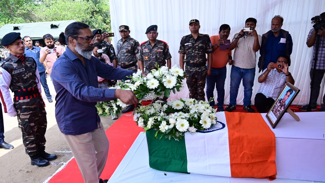 Jharkhand News: Governor and CM paid tribute to the martyr, government is with the martyr's family- CM