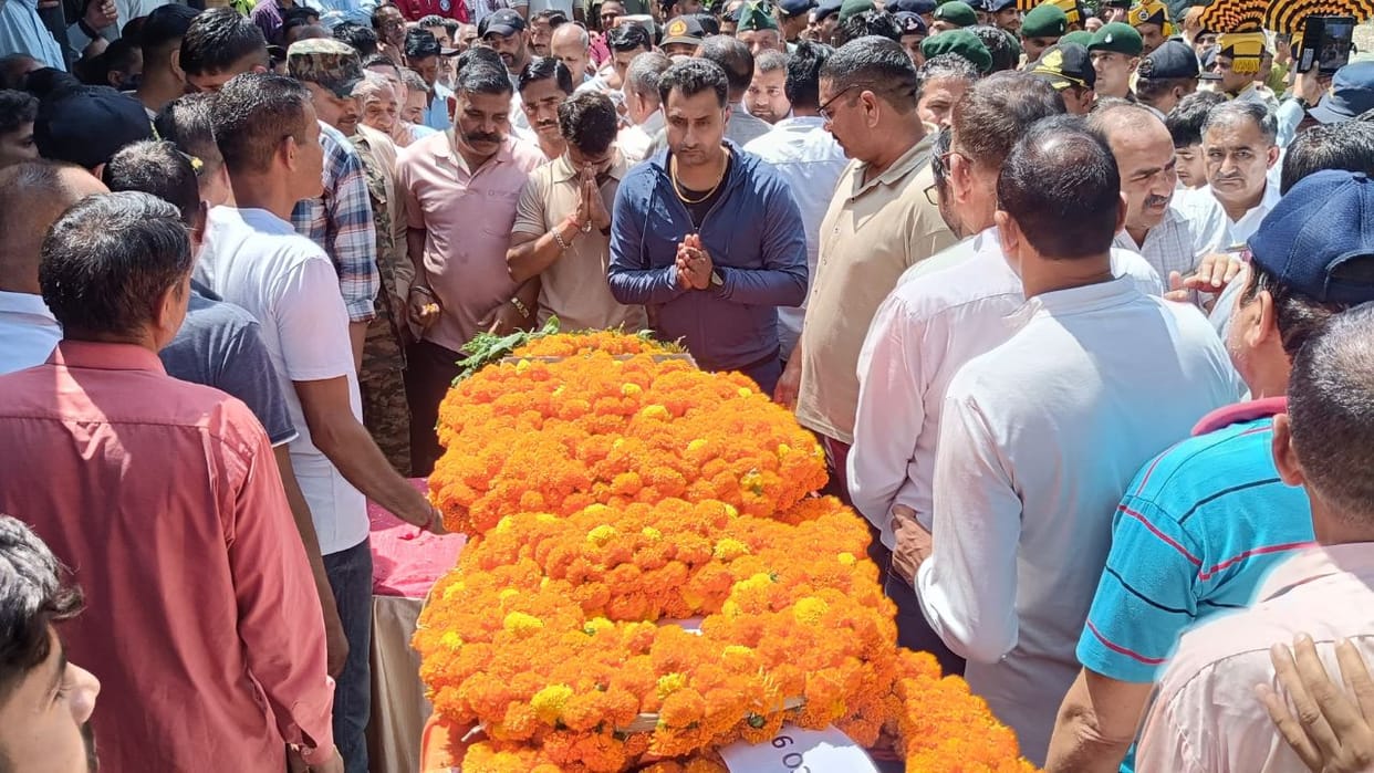 Subedar Kuldeep Chand Last rites body reached his native village people showered flowers on him