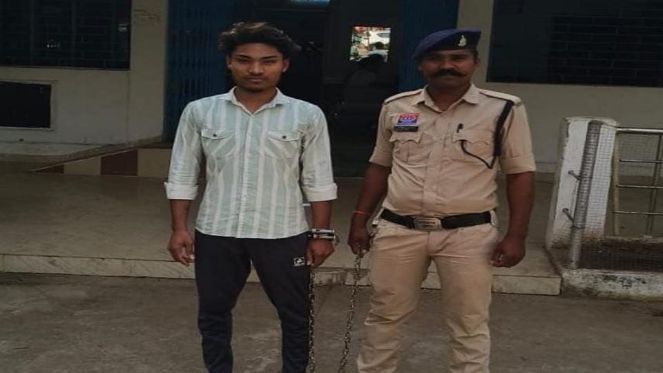 पुलिस की गिरफ्त में आरोपी