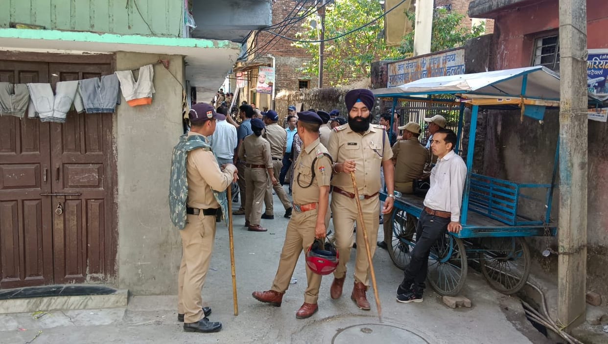 Haldwani News Action against illegal madrasas in Banbhoolpura, large number of police forces deployed