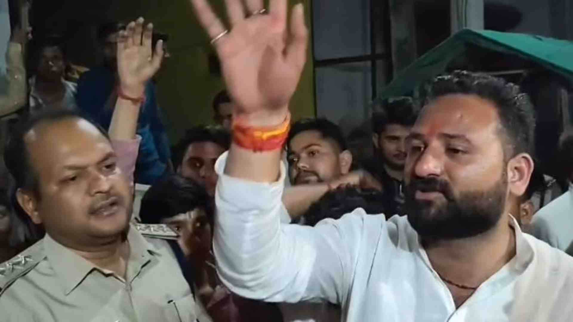 प्रदर्शन करते शोभायात्रा में शामिल श्रद्धालु।