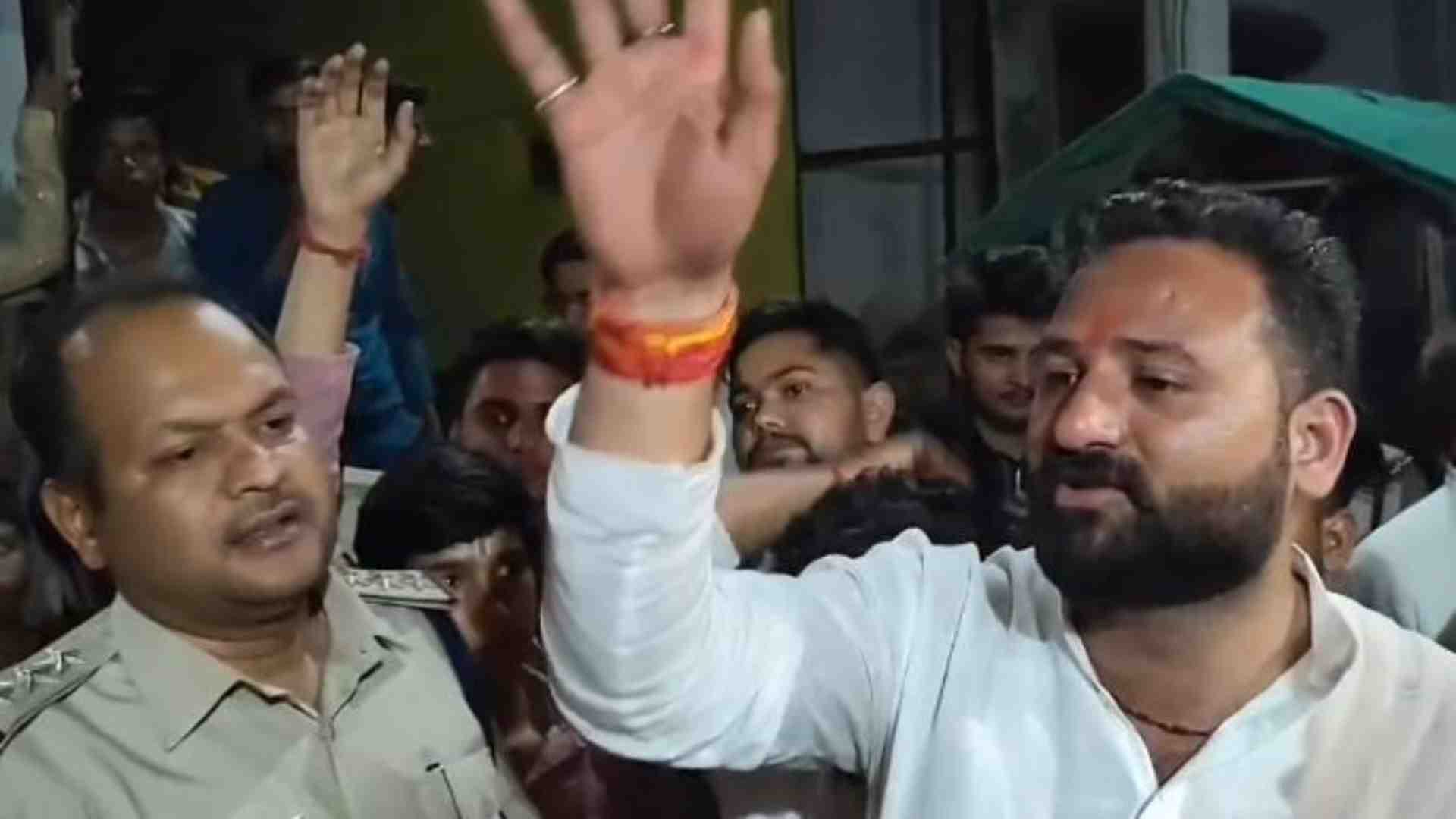 प्रदर्शन करते शोभायात्रा में शामिल श्रद्धालु।